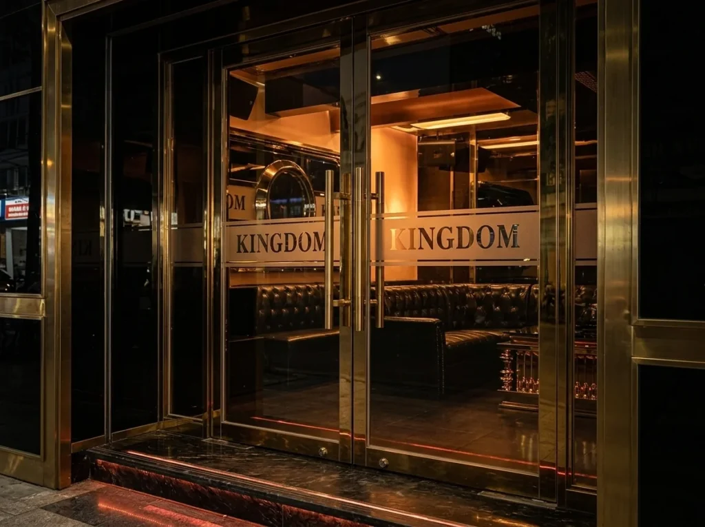 나트랑 킹덤 가라오케 KTV KINGDOM 야간 아치형 LED 외관
