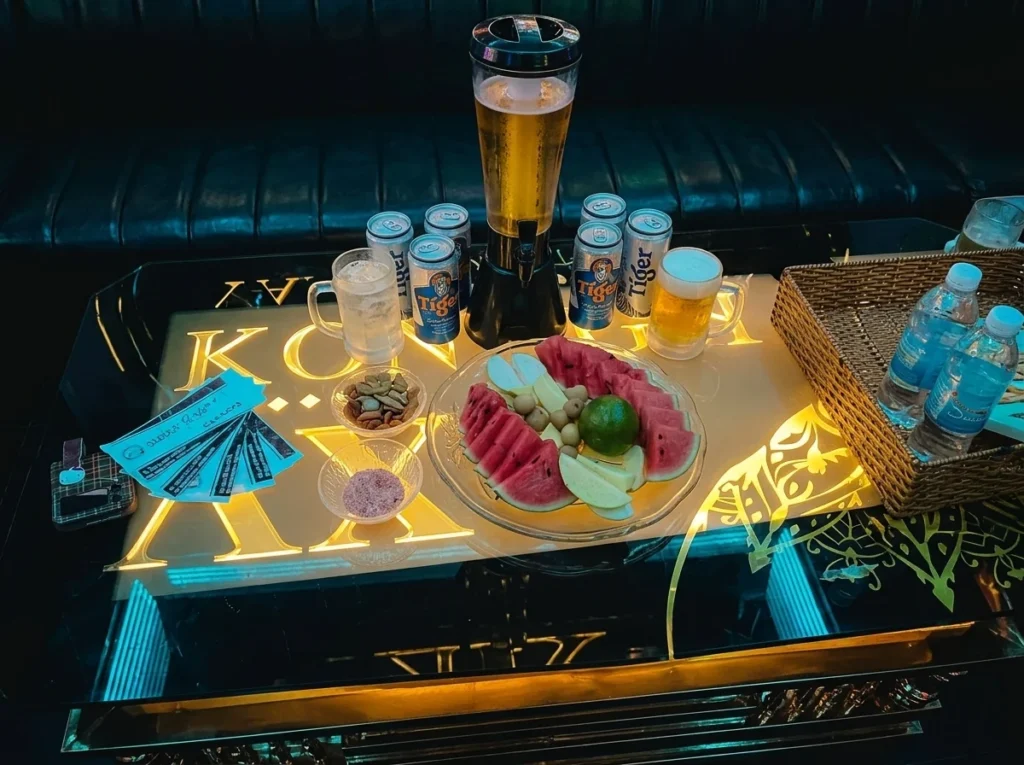 나트랑 킹덤 가라오케 백라이트 테이블의 VIP 룸